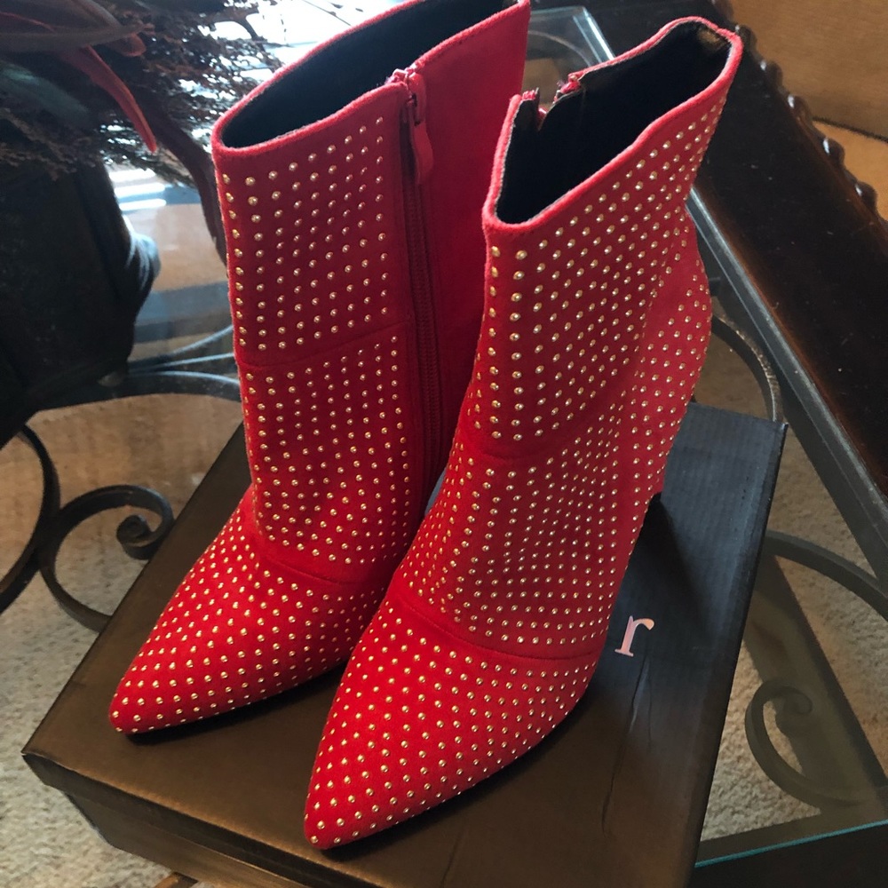Windsor women’s red suede boots with gold studs. I’m great condition.